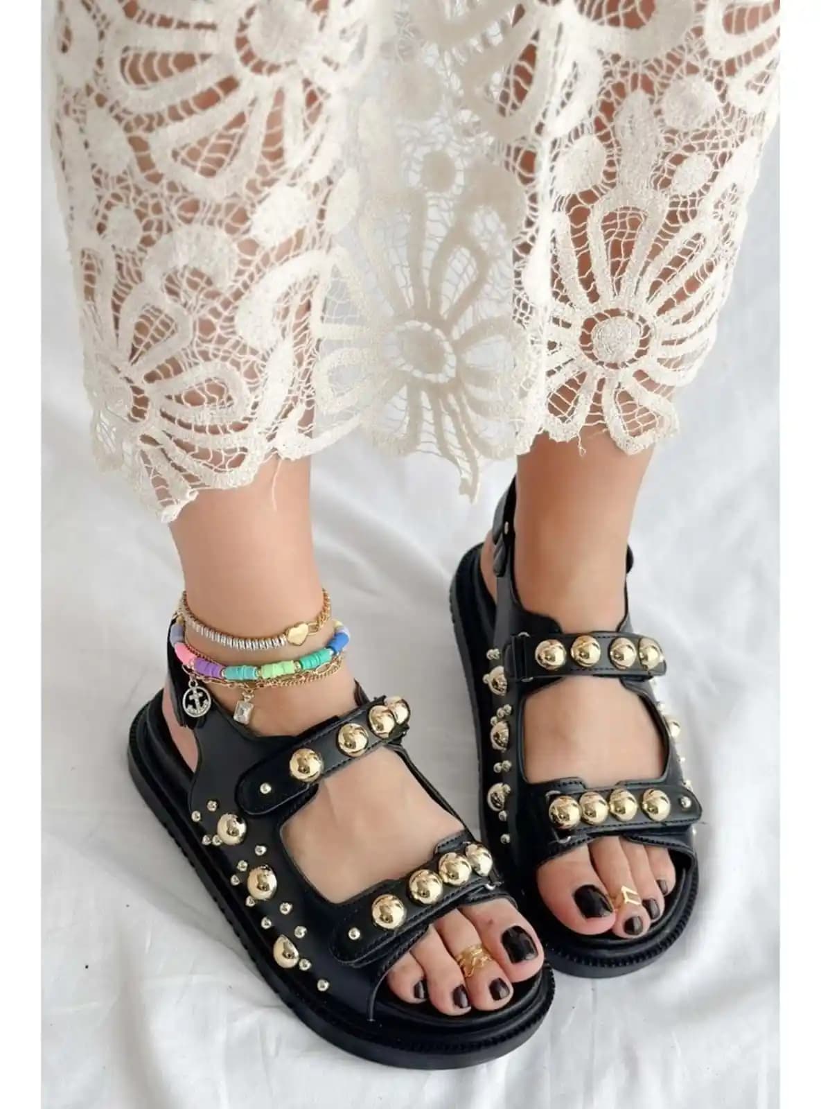 Zımbalı Sandaletler: Yaz Moda Trendleri ve Kombin İpuçları