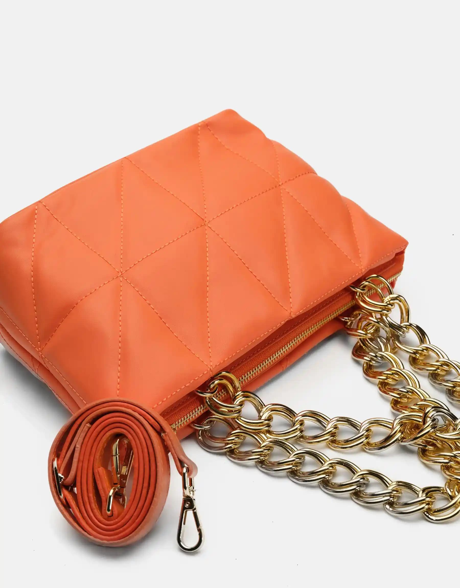 Zincir Saplı Çantalar: Şıklık ve İşlevselliğin Modern Tasarımları