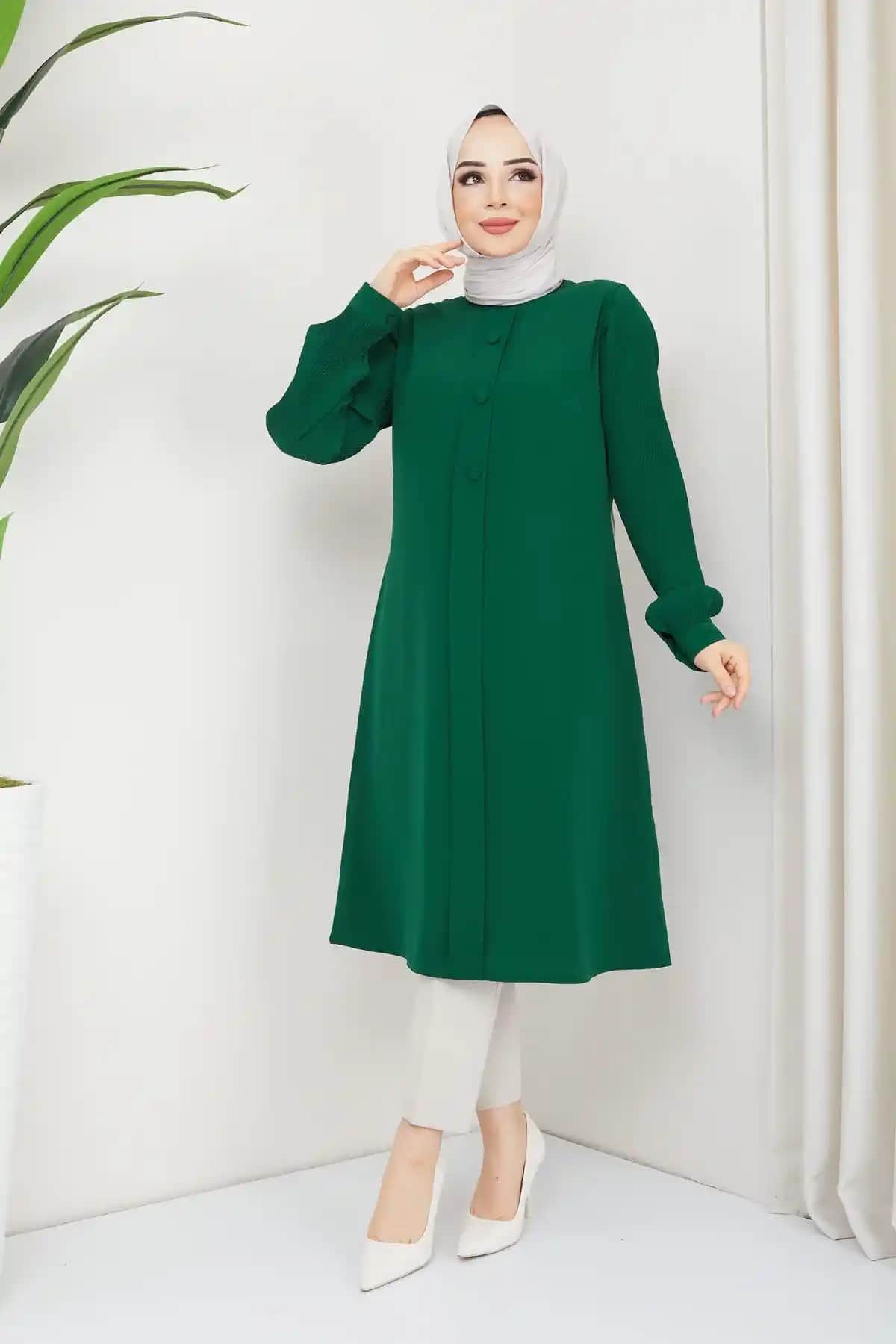 Zümrüt Yeşili Tuniklerle Şıklık ve Zarafeti Yansıtan Güncel Moda Rehberi