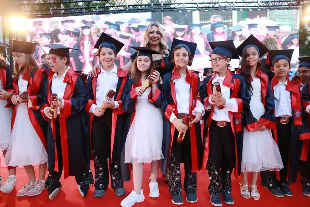 4. Sınıf Mezuniyet Kıyafetleri: Çocuklar İçin Şık ve Rahat Seçenekler Rehberi