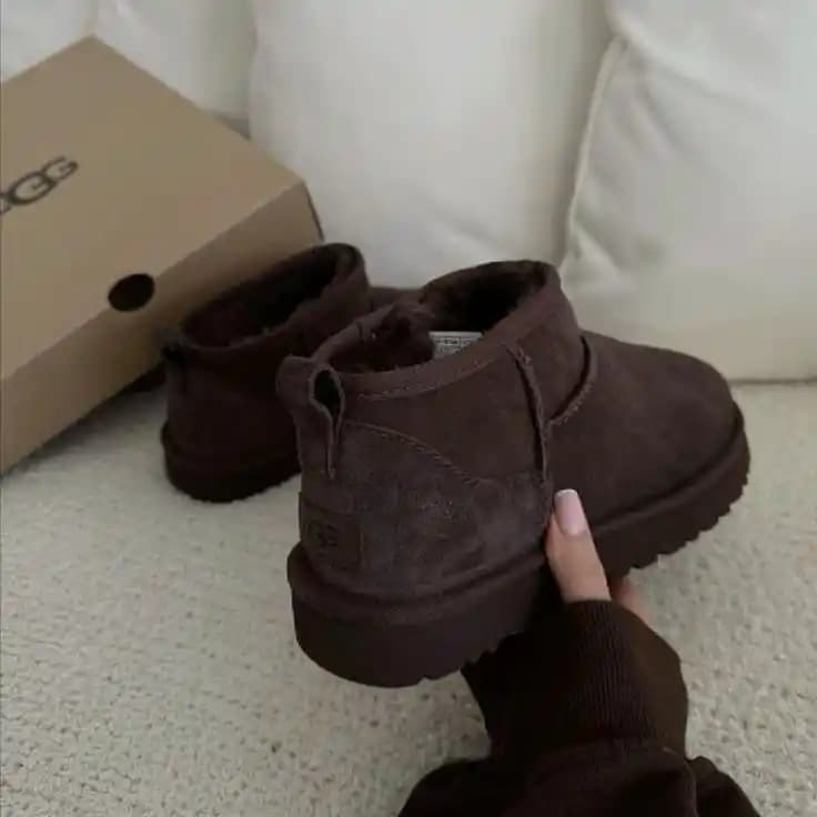 Acı Kahve Rengi UGG Ayakkabılarla Kış Modasında Şıklık ve Konforun Buluşması