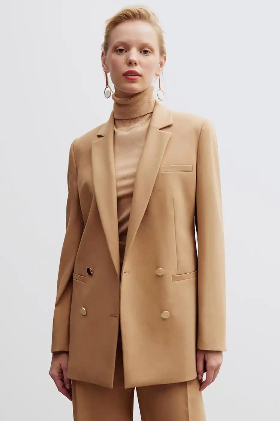 Açık Deve Tüyü Renginin Moda Dünyasındaki Yeri ve Kullanım Önerileri