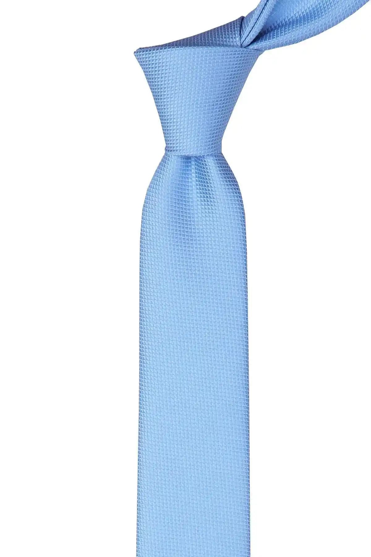 Açık Mavi Kravat ile Şıklık ve Zarafeti Yansıtan Modern Stil Rehberi