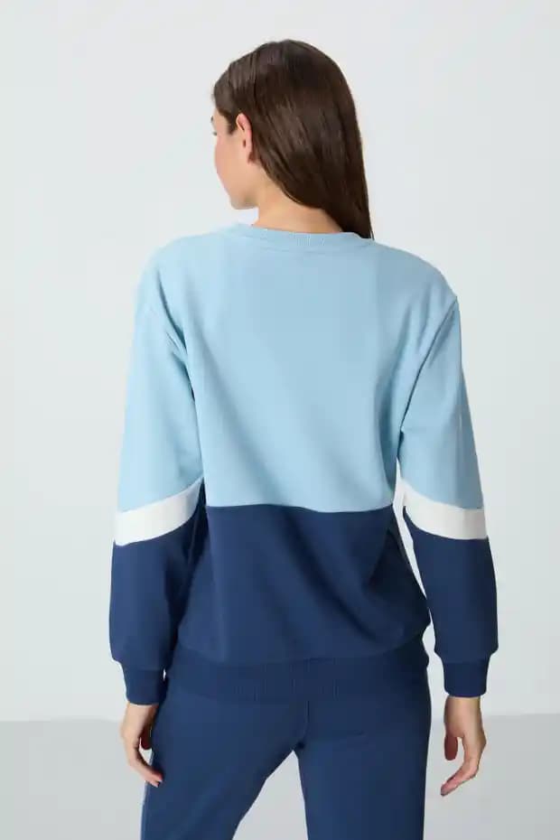 Açık Mavi Sweatshirt Kadın Modasında Trendler ve Kombin Önerileri