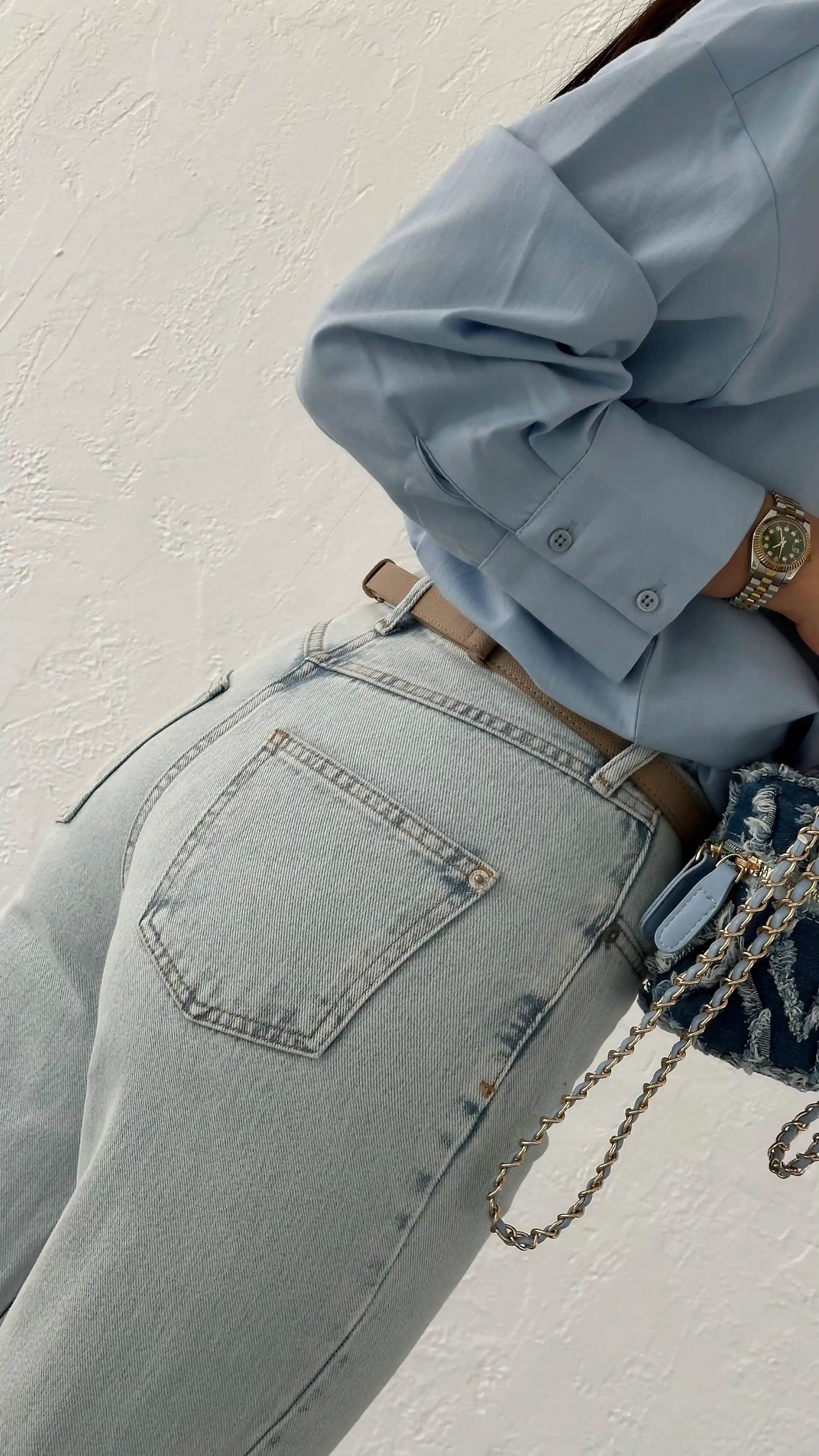 Açık Renk Jeanlerin Moda Dünyasındaki Yeri ve Stil İpuçları