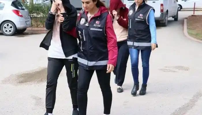 Adana'da Takım Elbise Modası ve Trendleri: Şıklık ve Zarafetin Simgesi