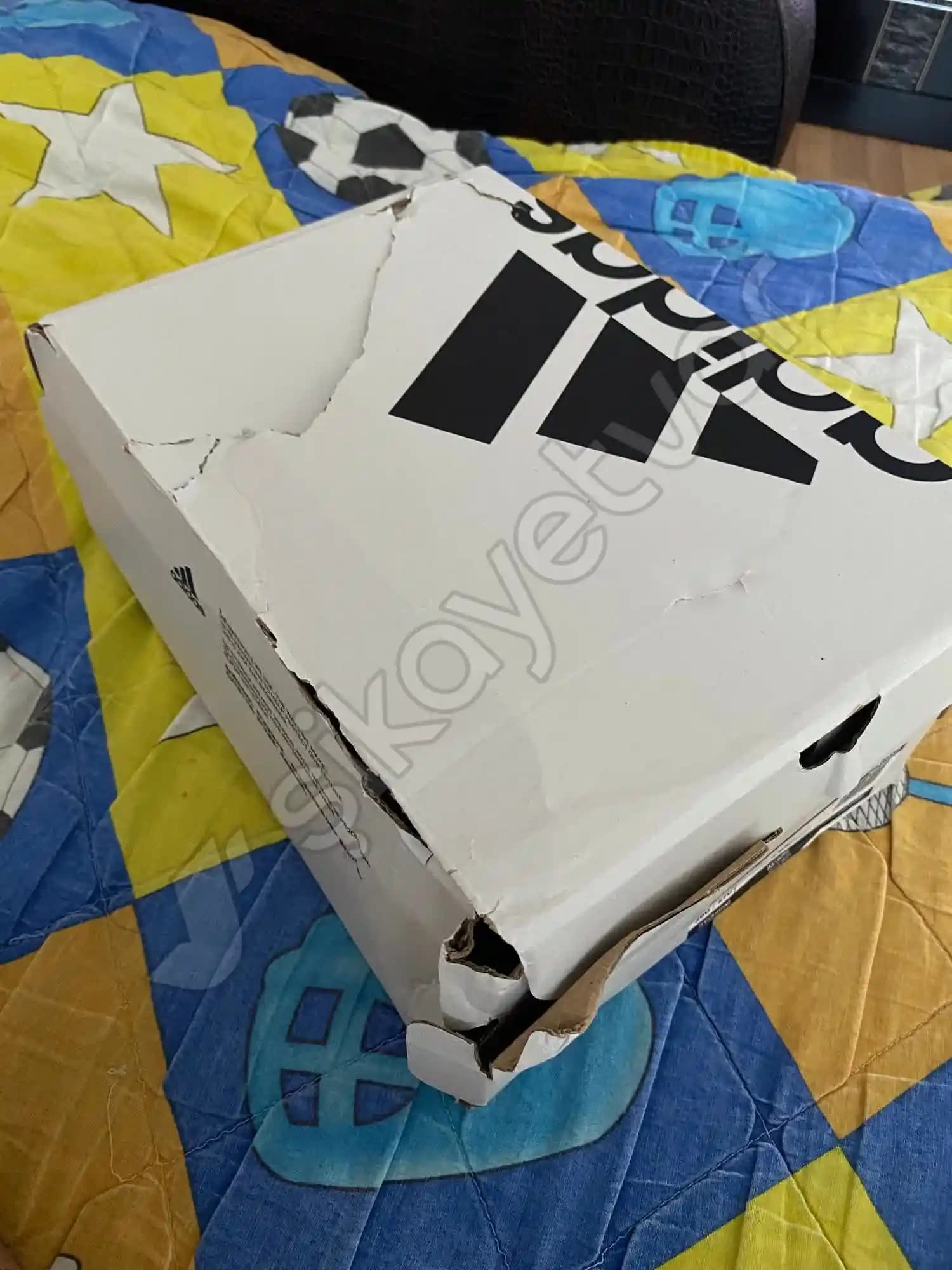 Adidas Ayakkabı Kutuları: Modern Tasarım ve İşlevselliğin Birleşimi