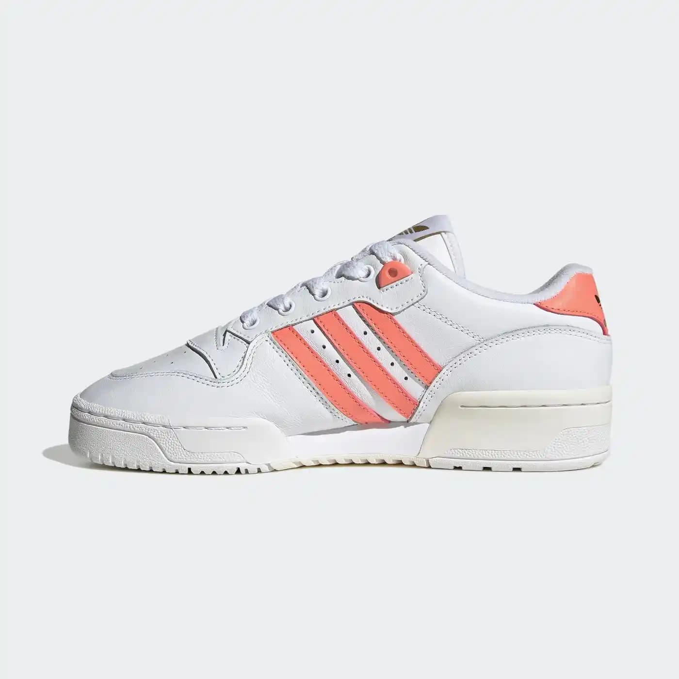 Adidas Beyaz ve Turuncu Ayakkabılarla Stil ve Renklerin Gücü Analizi