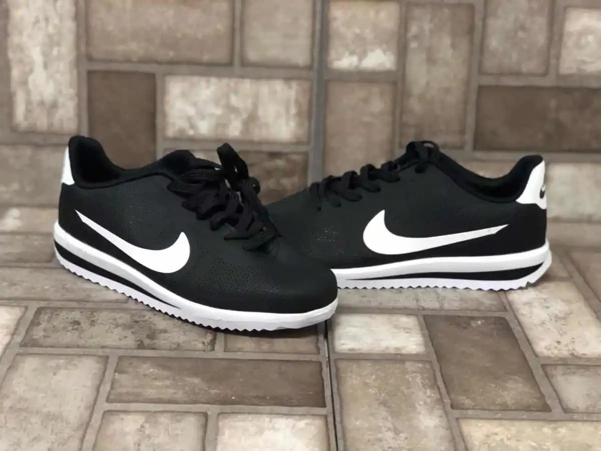 Adidas Cortez: Retro ve Modern Moda Trendlerinde İkonik Sneakers Modeli