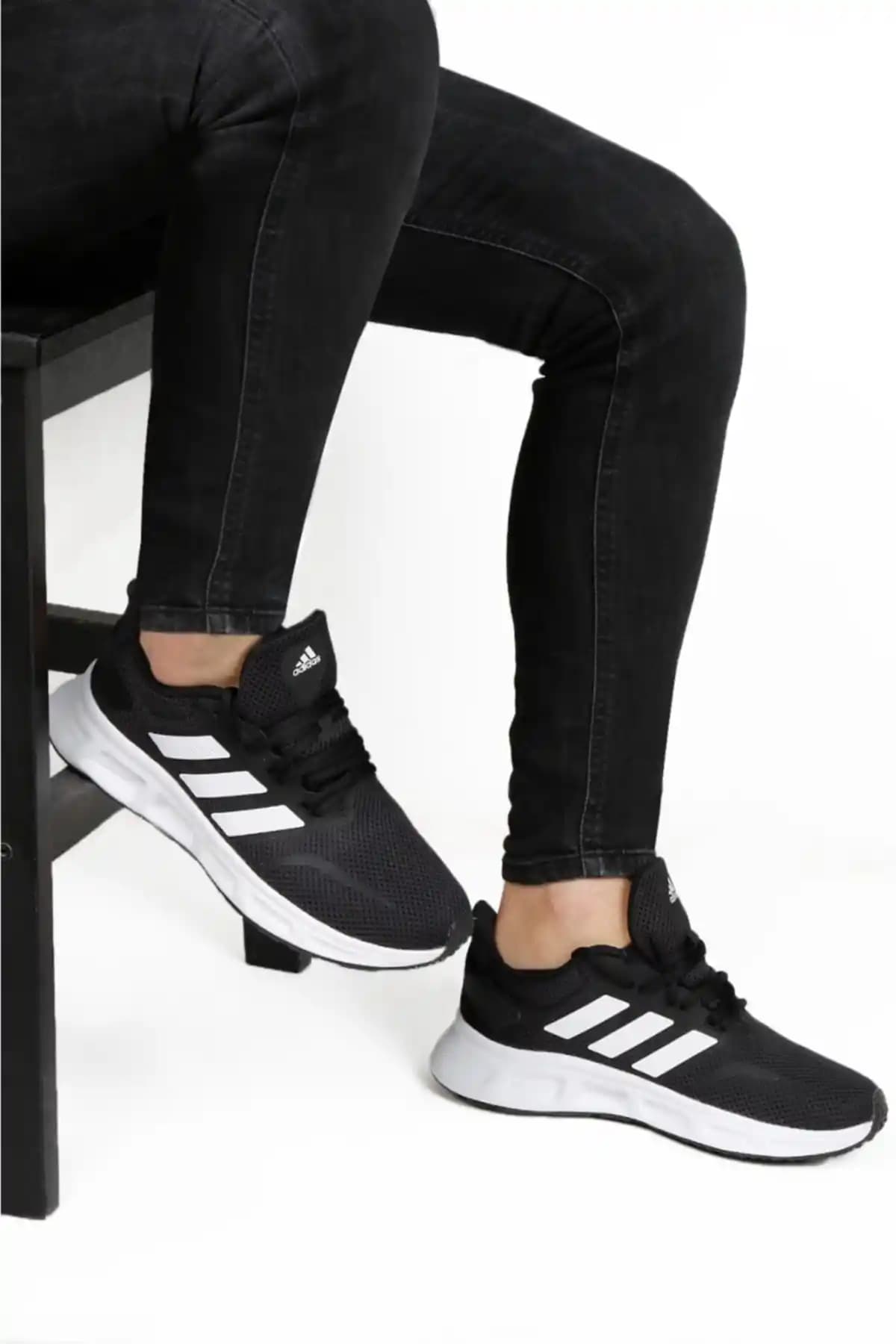 Adidas Erkek Günlük Ayakkabıları: Konfor ve Şıklık Sunan Modern Tasarımlar