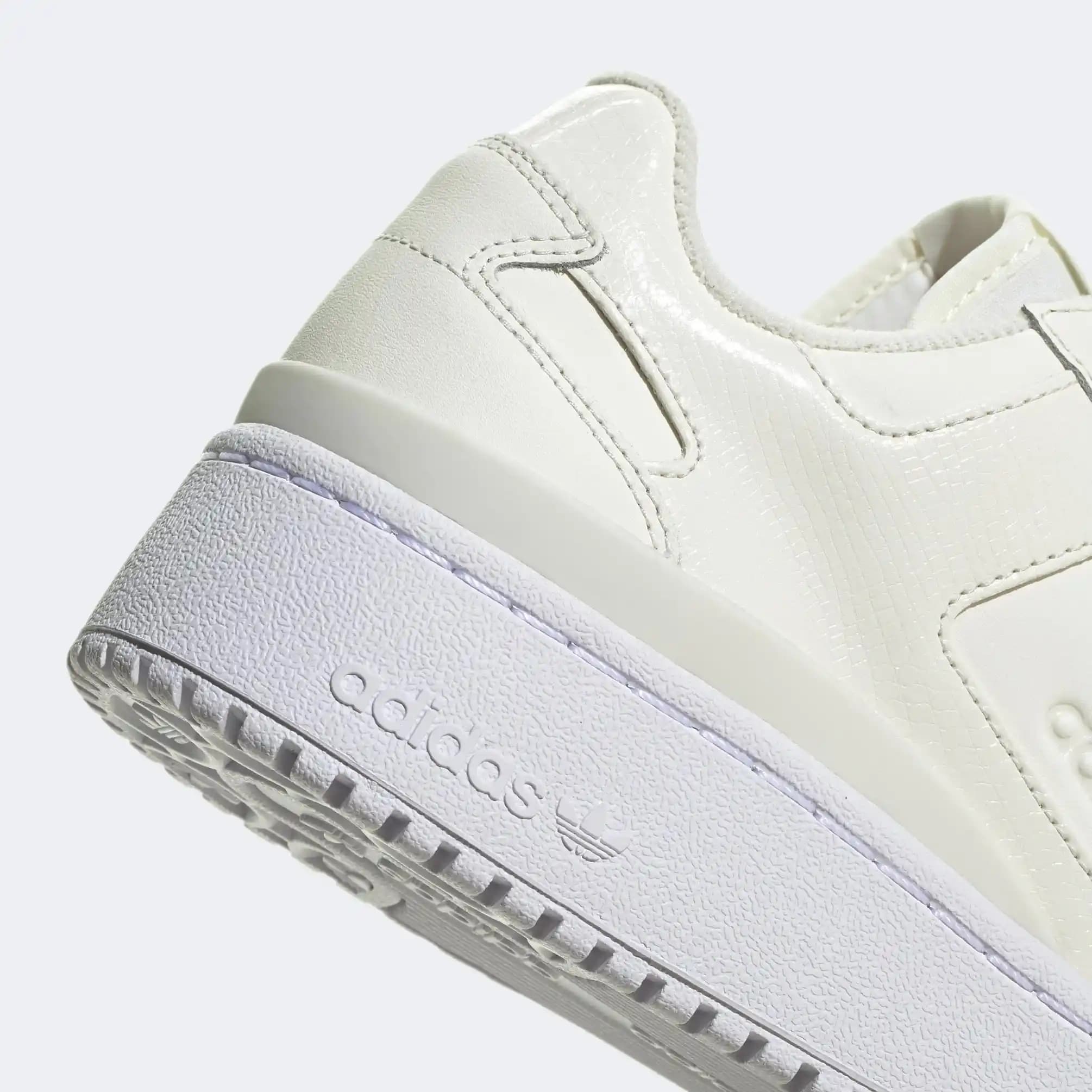 Adidas Forum Bold Beyaz: Moda Dünyasında Kendine Has Bir İkonik Sneakers Modeli
