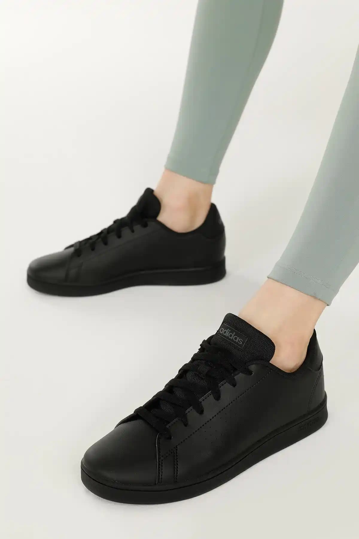 Adidas Kadın Sneaker Koleksiyonu: Şıklık ve Konforun Modern Buluşması