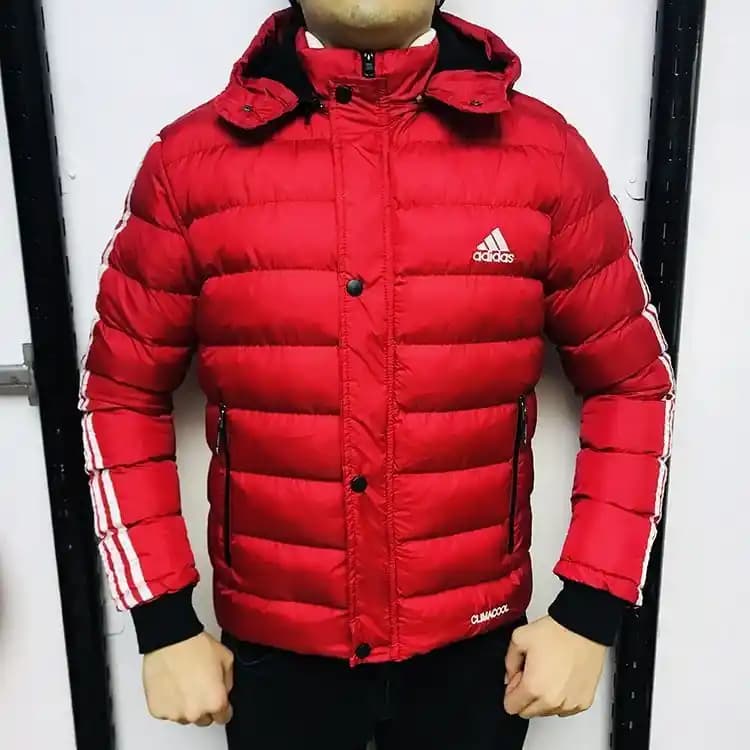 Adidas Kırmızı Mont: Moda ve Spor Tarzını Birleştiren Çok Yönlü Giyim Seçeneği