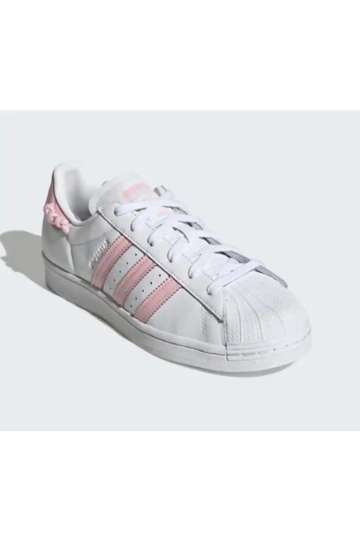 Adidas Pembe Superstar: Moda Dünyasında Renkli ve Şık Bir İkon Olarak Öne Çıkıyor