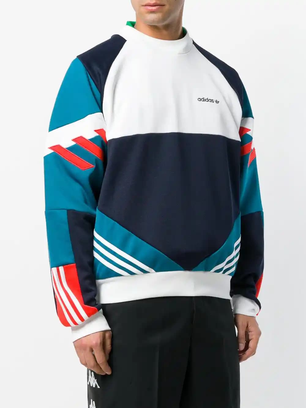 Adidas Retro Sweatshirt Modada Zamansız Şıklık ve Konfor Sunuyor