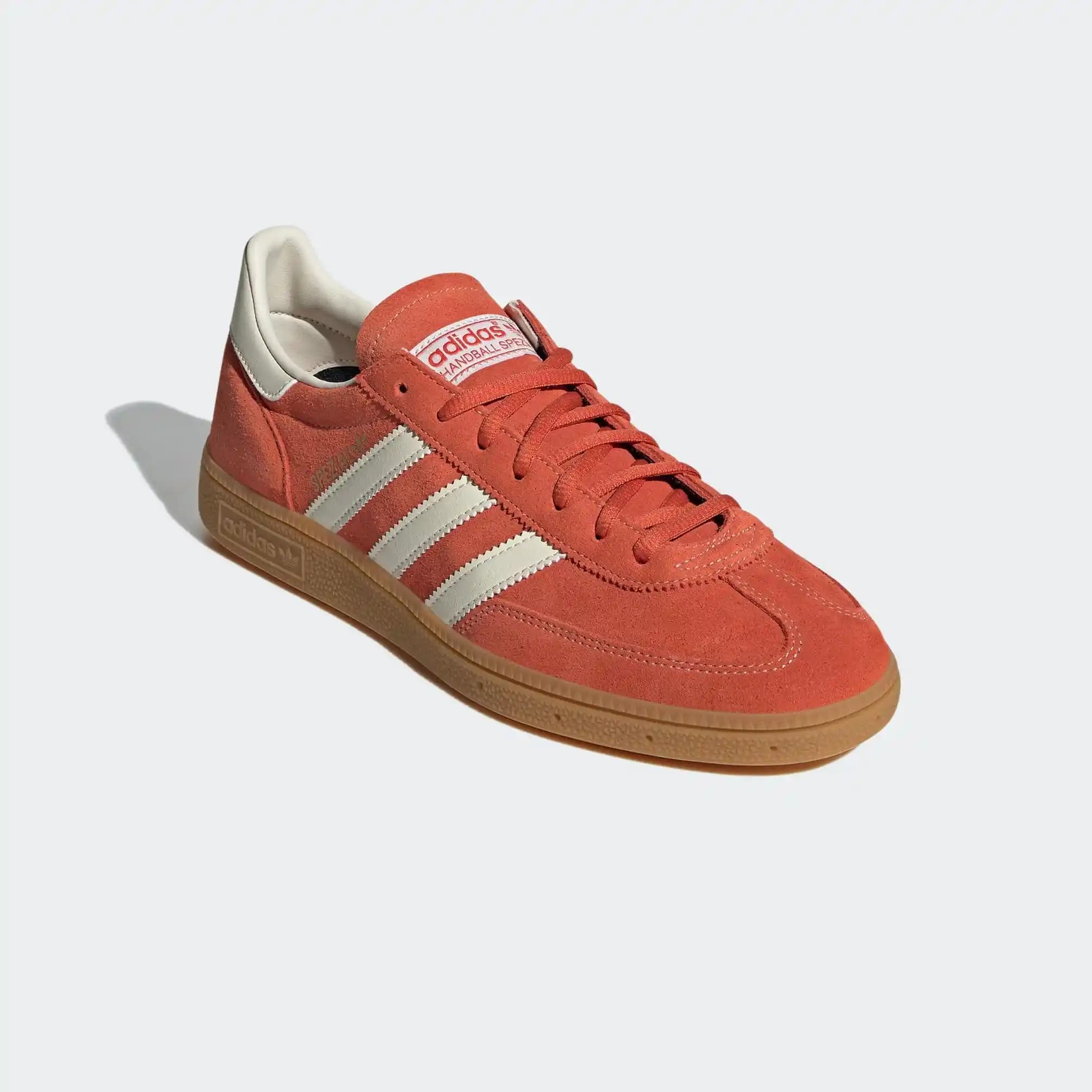 Adidas Spezial Ayakkabıları: Tarihsel Kökenleri ve Güncel Moda Trendleri Üzerine Analiz