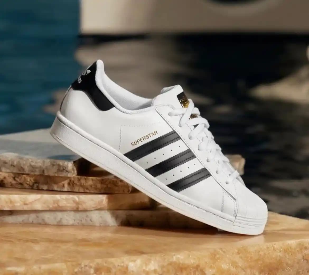 Adidas Süperstar Modasının İkonik Modeli: Tarihçe, Tasarım ve Kültürel Etkileri