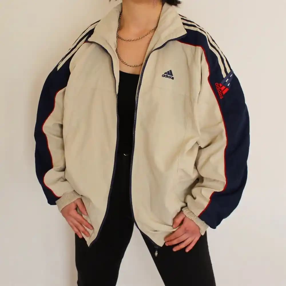 Adidas Vintage Bomber Ceketler: Retro ve Modern Tarzın Buluşma Noktası