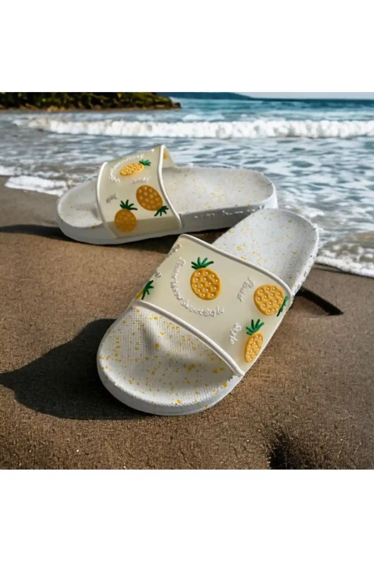 Ananaslı Terlik Modası: Yazın Renkli ve Rahat Ayakkabı Seçenekleri