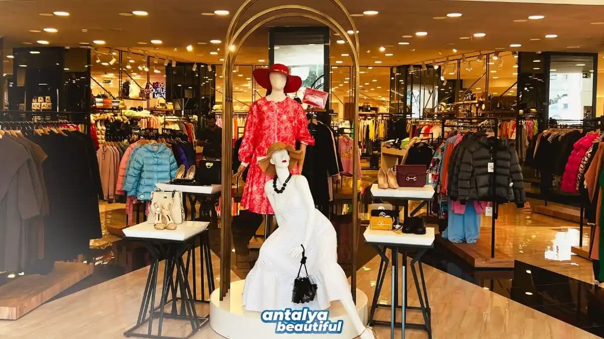 Antalya Giyim Mağazaları Rehberi: Moda Tutkunları İçin En İyi Alışveriş Noktaları