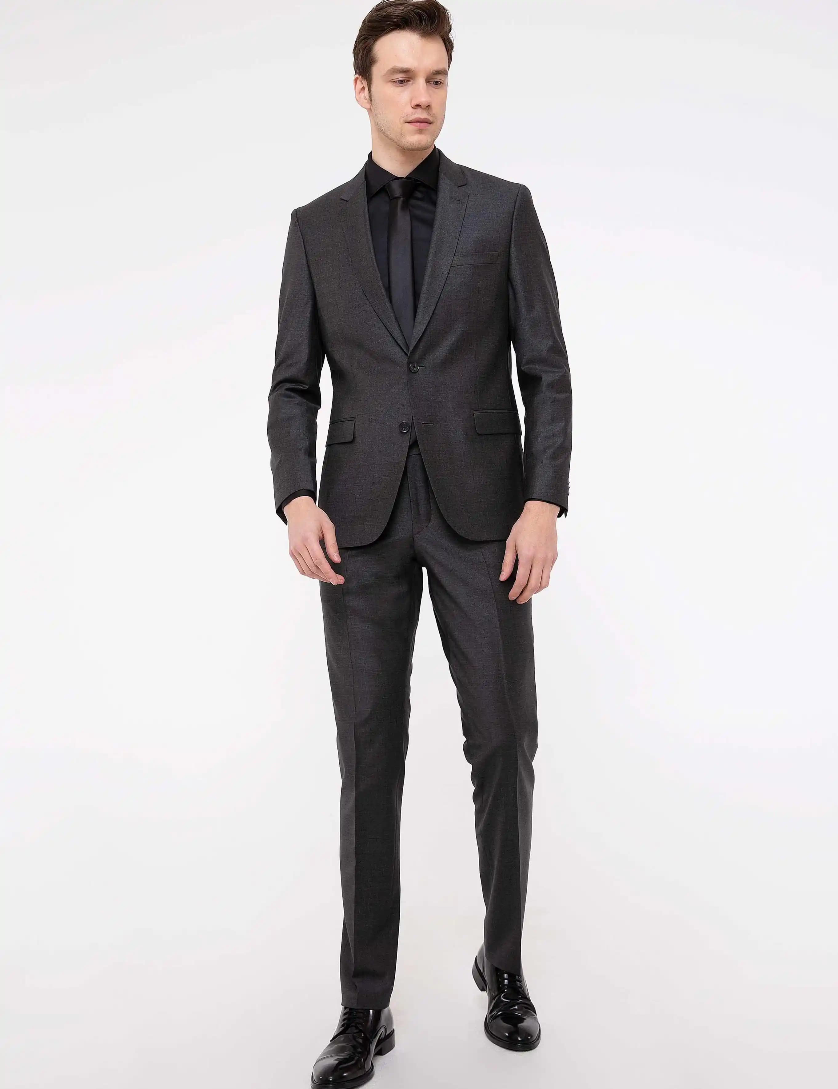 Antrasit Takım Elbise: Zamansız Şıklık ve Çok Yönlülük İçin En İyi Seçenekler