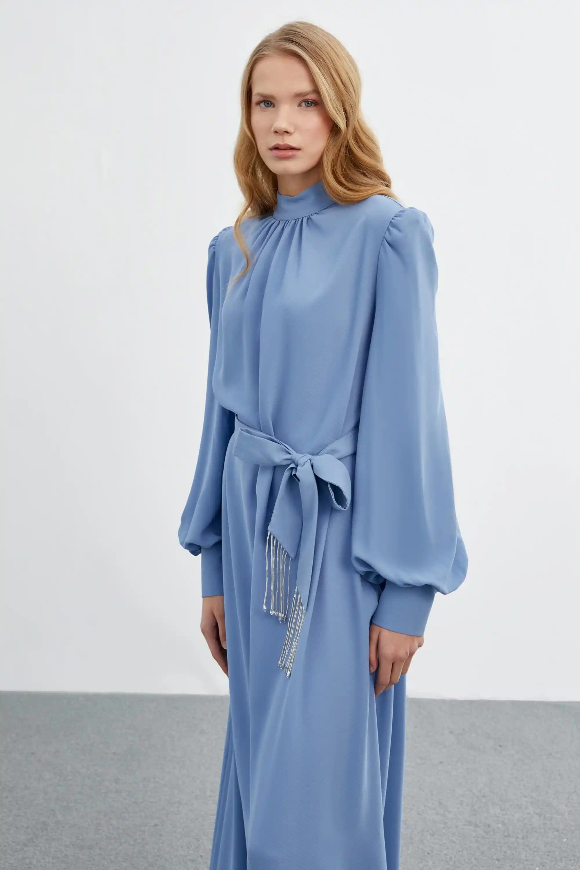 Aqua Elbise Modası: Yaz Aylarının Ferah ve Şık Tercihi