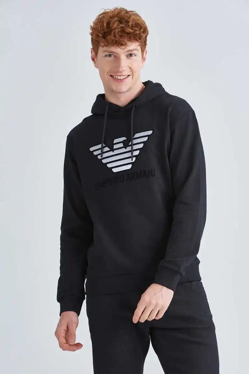 Armani Erkek Sweatshirtleri: Şıklık ve Rahatlığın Modern Buluşması
