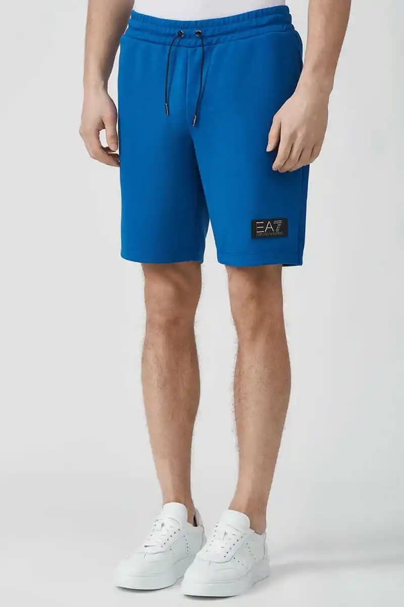 Armani Şort Koleksiyonu: Şıklık ve Konforu Bir Arada Sunan Moda Parçaları