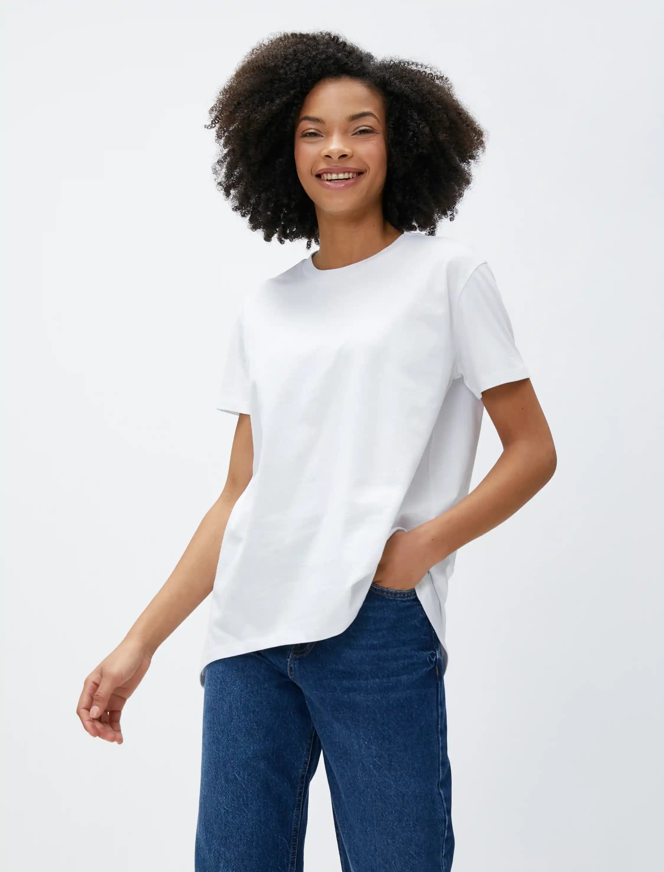 Asimetrik Kesim Tişörtler: Günümüz Moda Trendleri ve Kombinasyon İpuçları