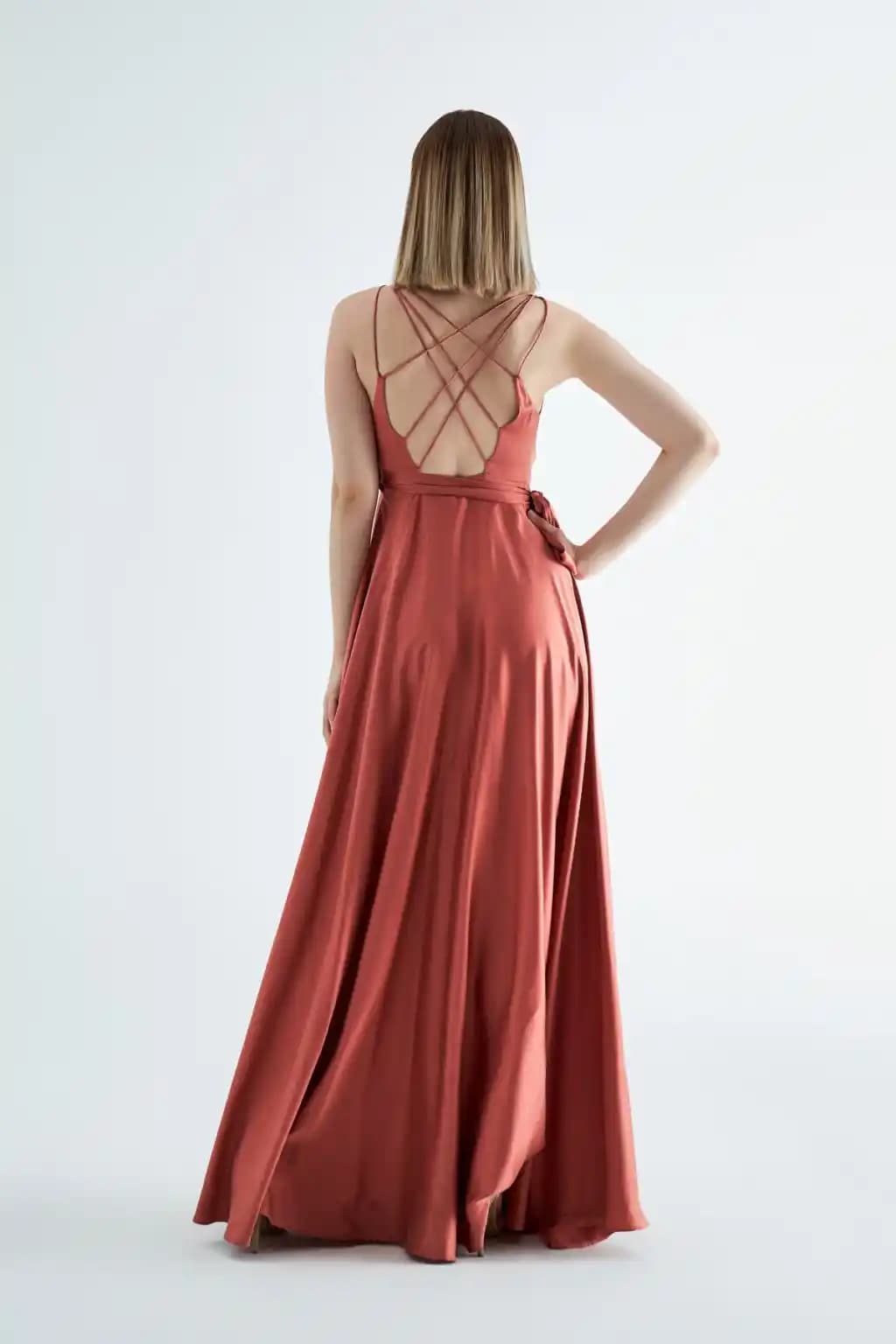 Bakır Rengi Elbise: Moda Dünyasında Sıcak ve Şık Bir Seçenek Analizi