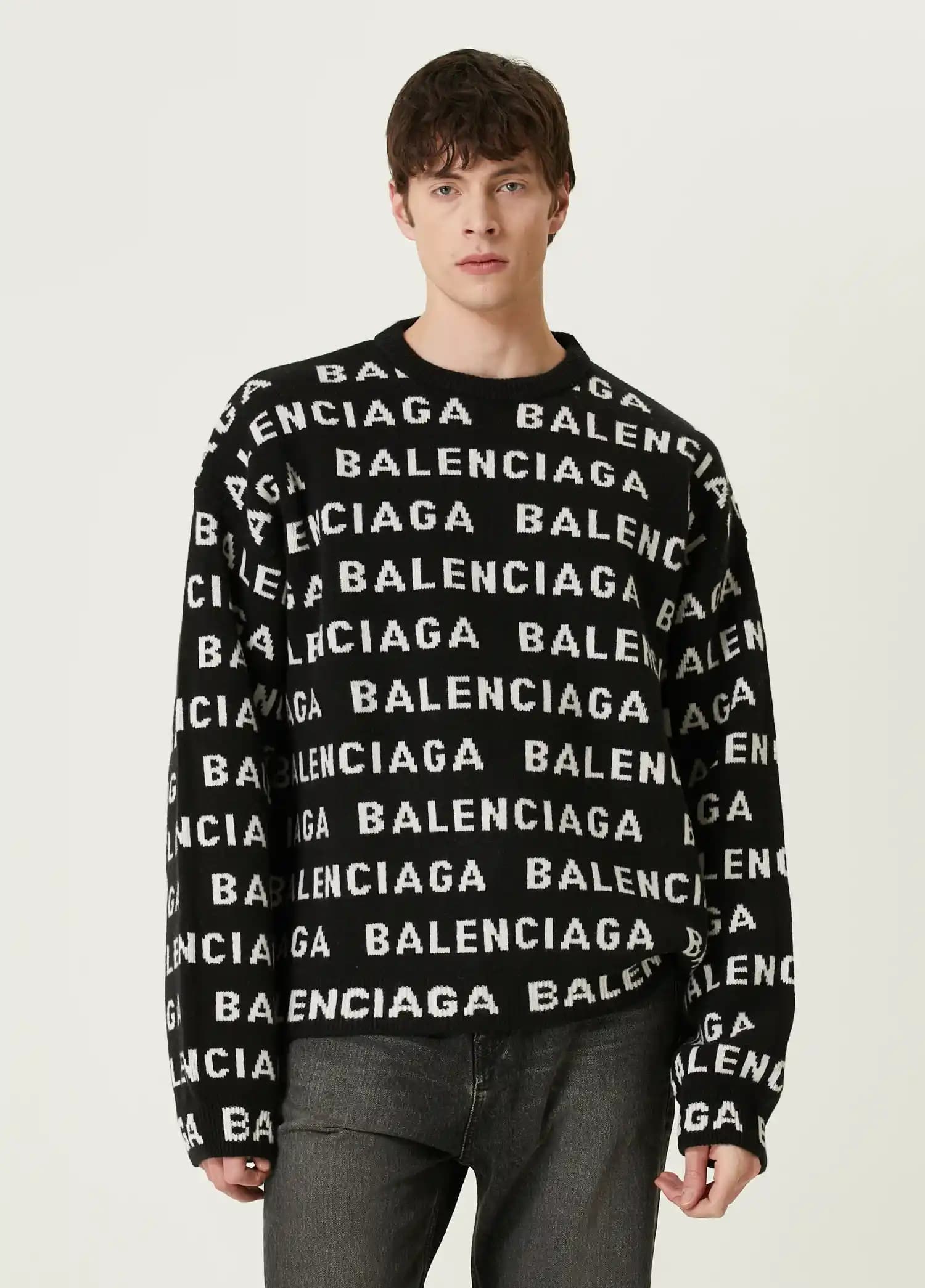 Balenciaga Erkek Kazakları: Modern Tasarımlar ve Moda Trendleri Hakkında Bilgi