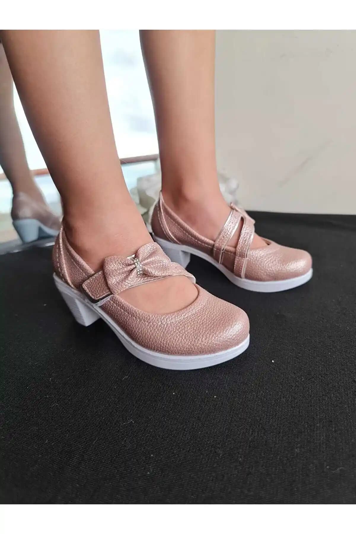 Balo Ayakkabısı: Şıklık ve Konforu Bir Arada Sunan Moda Unsuru