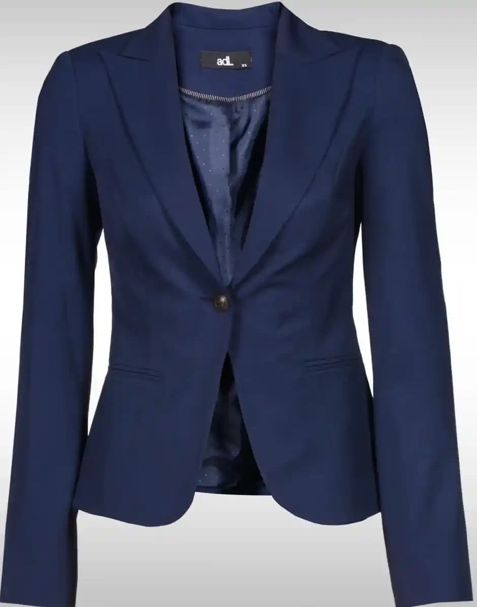 Bayan Klasik Ceketlerin Moda Dünyasındaki Yeri ve Güncel Trendler