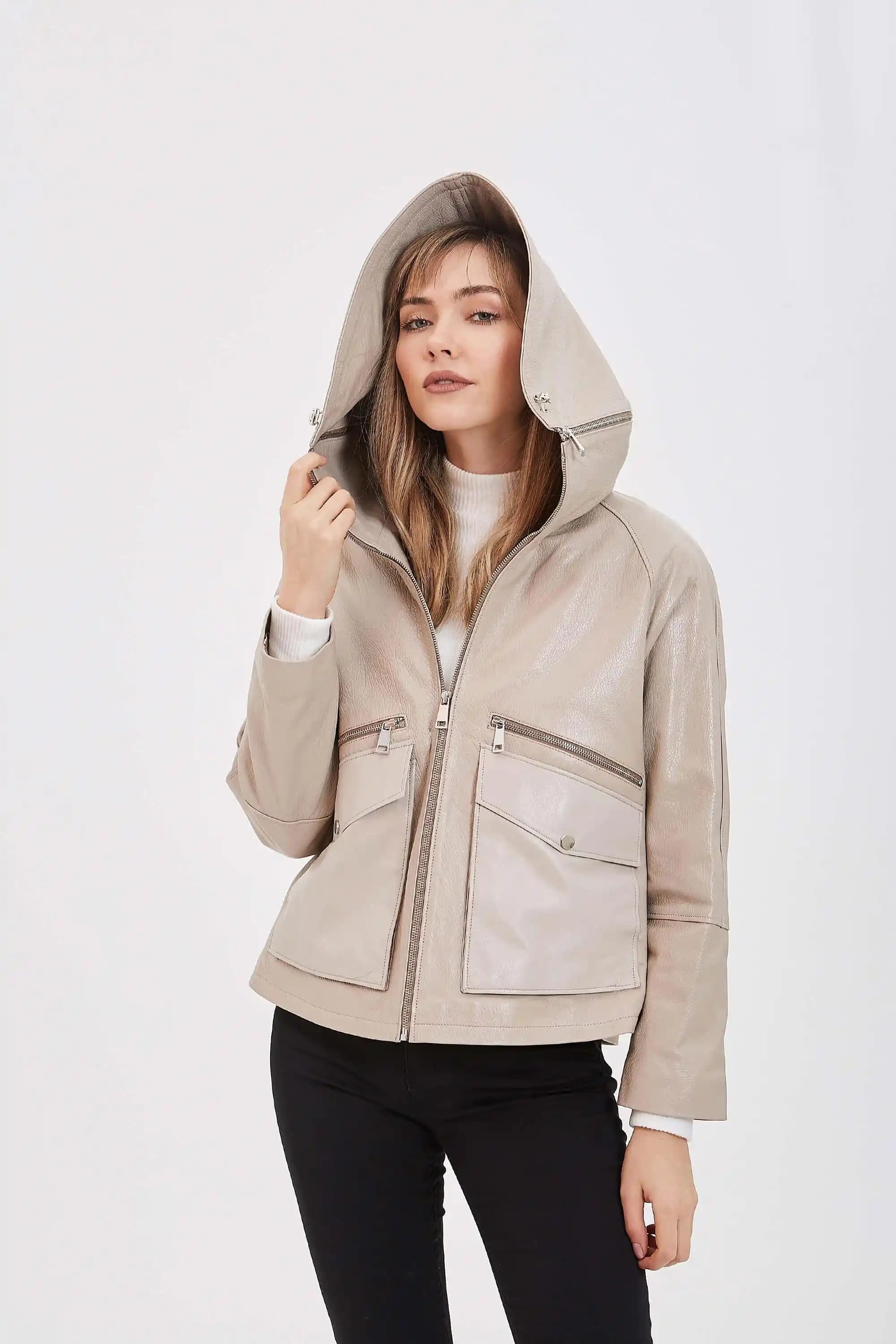 Bej Deri Montlar: Şıklık ve Fonksiyonelliğin Modern Modadaki Yeri ve Trendleri