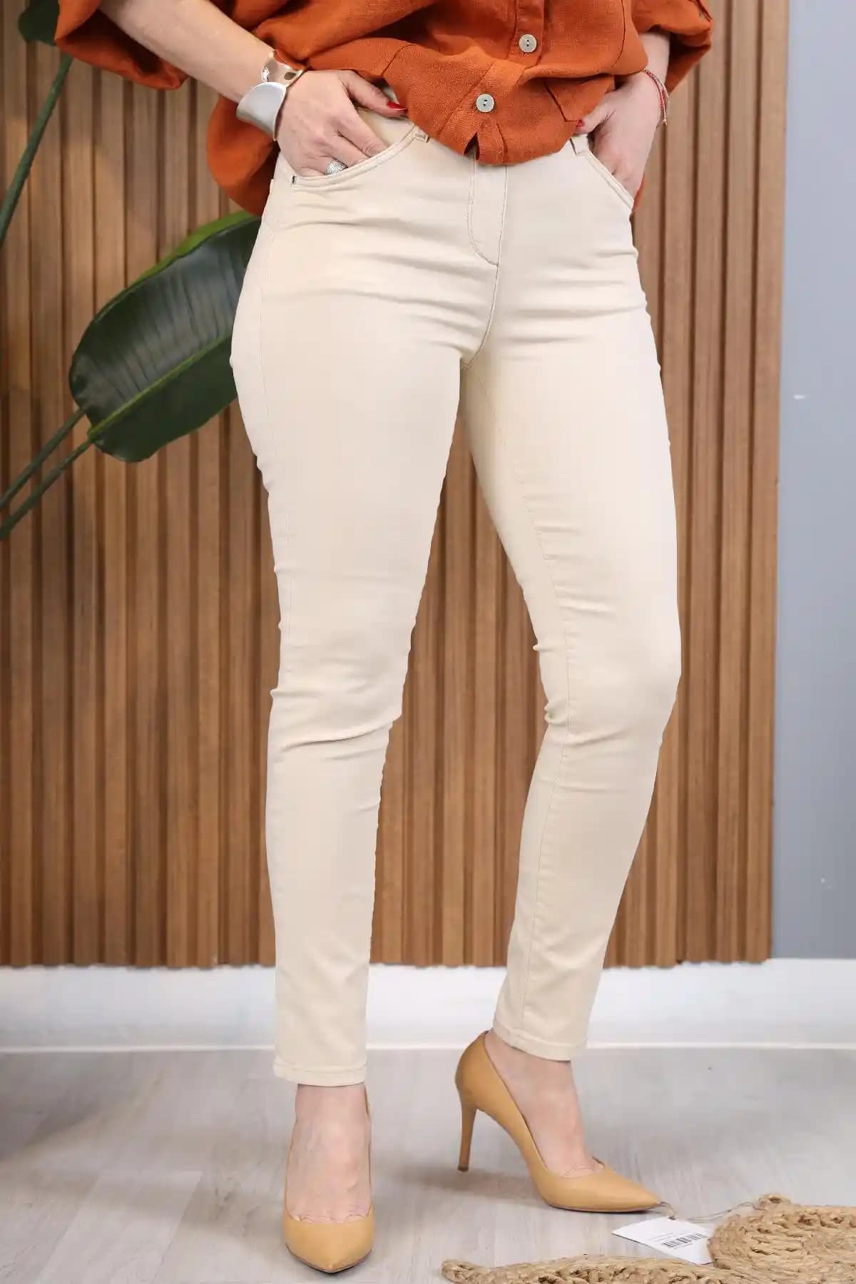 Bej Gabardin Pantolonlar Moda Dünyasında Zarif ve Çok Yönlü Seçenekler