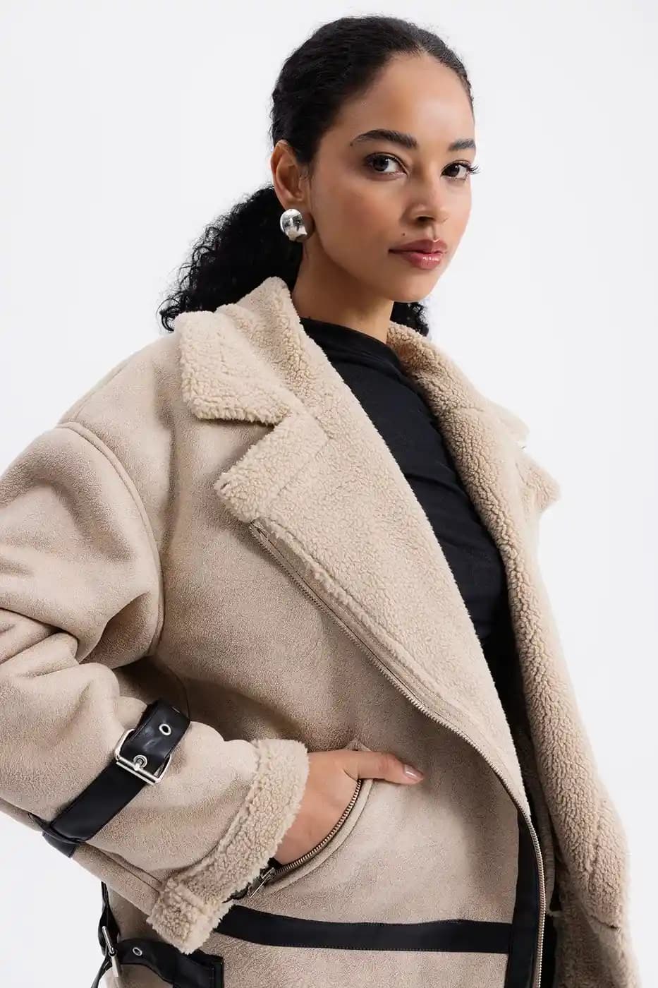 Bej Kürklü Montlar: Kış Modasında Şıklık ve Konforun Vazgeçilmez Parçası