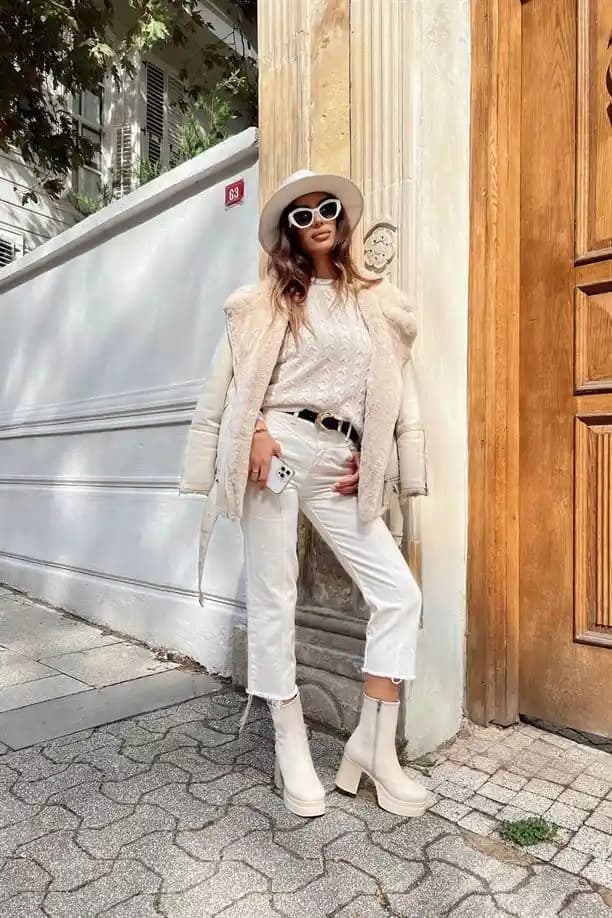 Bej Rengi Bot Kombinleri: Günlük ve Şık Tarzlar İçin Stil Önerileri ve Trendler