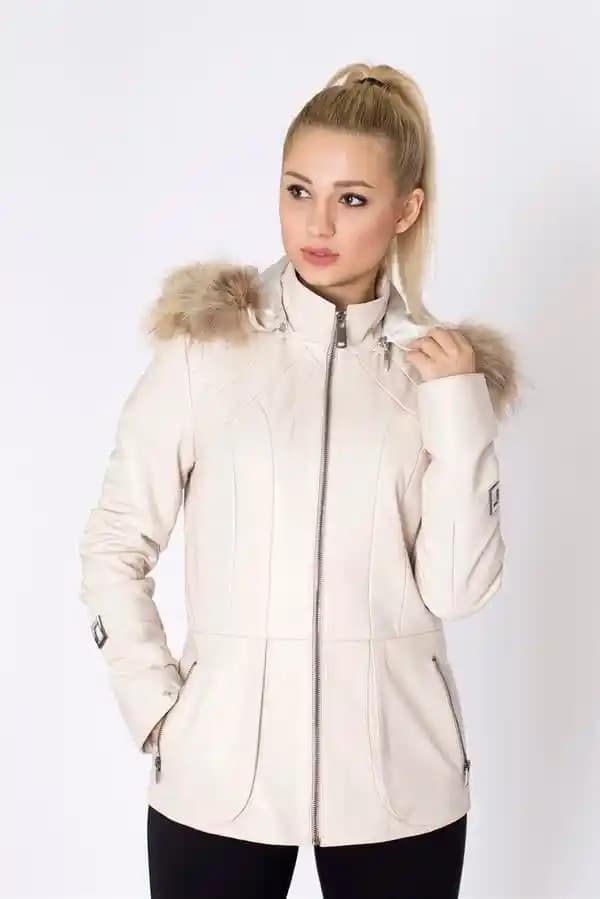 Bej Rengi Kadın Montları Moda Trendleri ve Kombinasyon Önerileri 2023