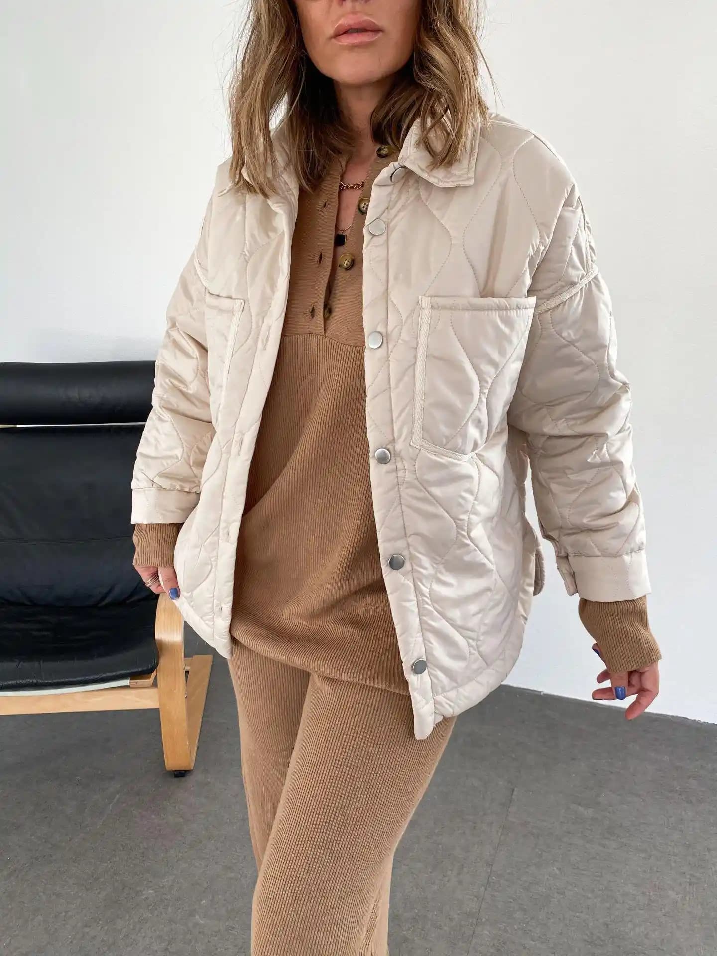 Bej Rengi Mont: Moda Dünyasında Zamansız Şıklığın Anahtarı ve Stil İpuçları