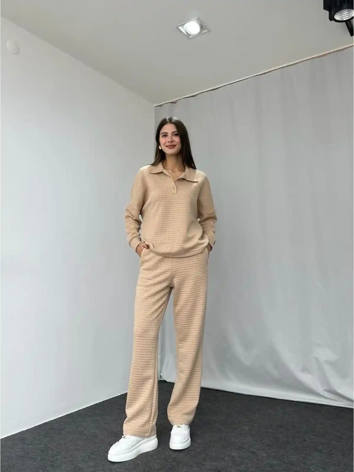 Bej Rengi Takımlar: Zamansız Şıklık ve Çok Yönlülük Sunan Moda Tercihi