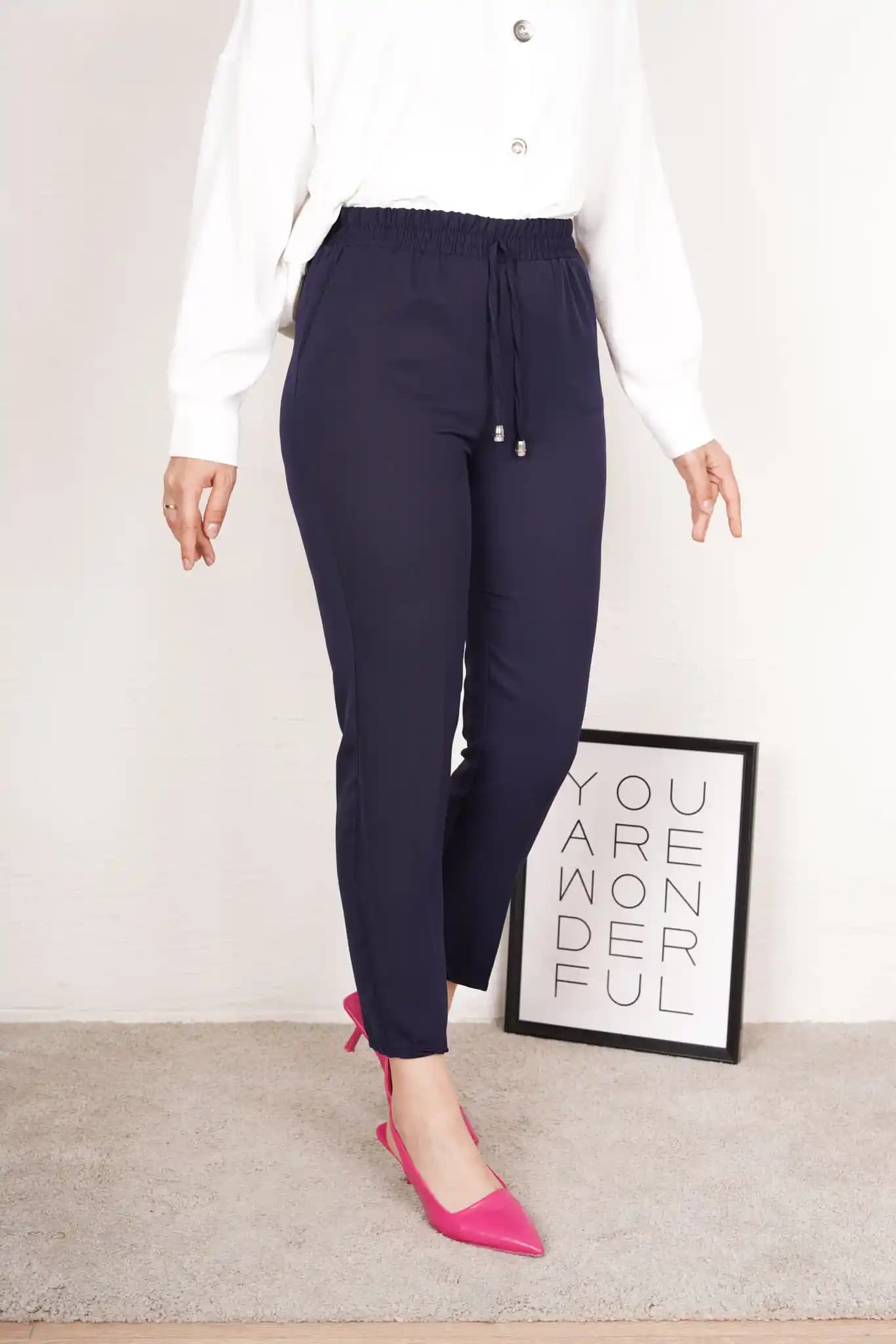 Beli Lastikli Lacivert Pantolon: Şıklık ve Rahatlık Sunan Çok Yönlü Moda Parçası