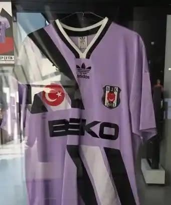 Beşiktaş Mor Forma: Spor ve Moda Dünyasında Şıklığın Simgesi ve Stil İpuçları