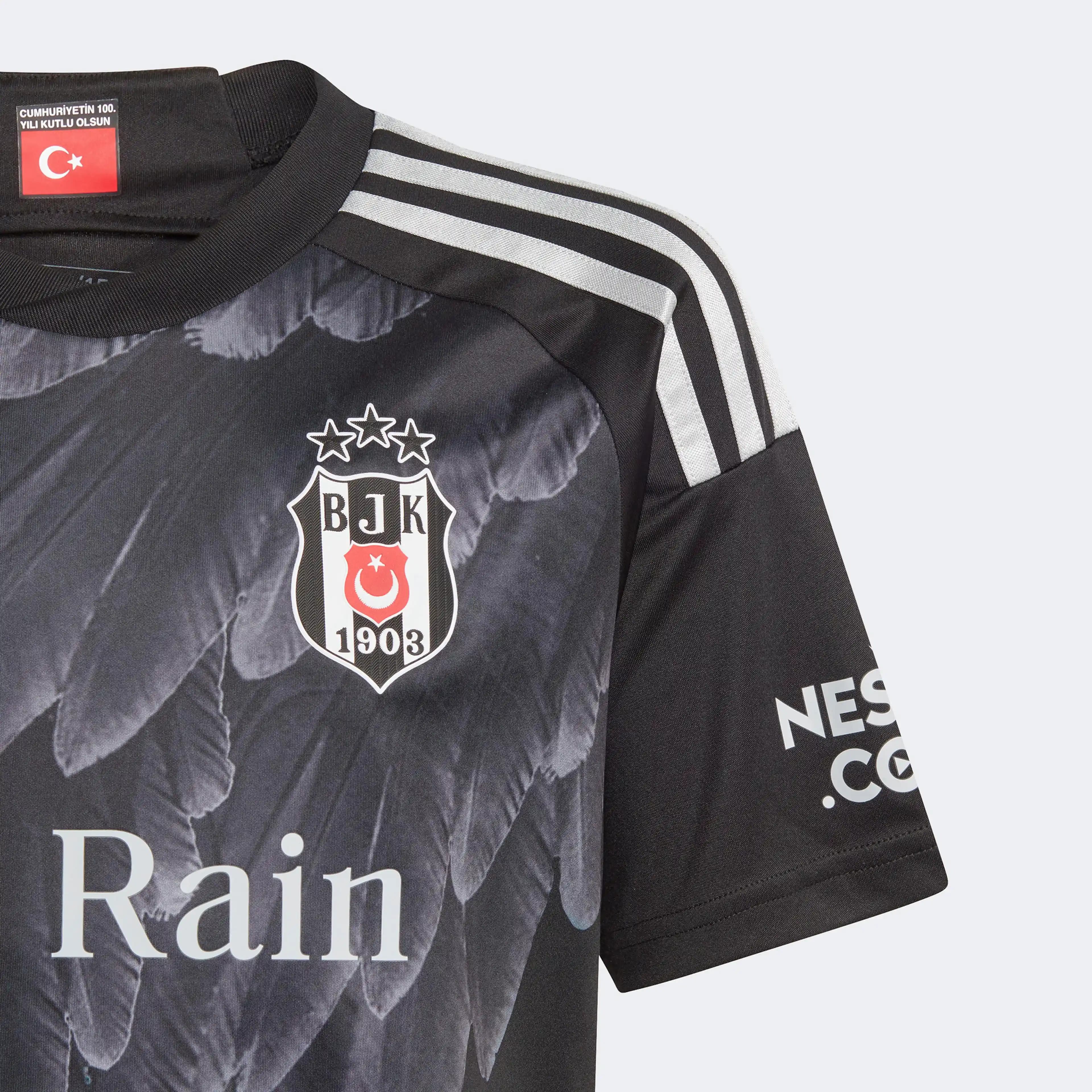Beşiktaş Siyah Forması ve Moda Dünyasındaki Yeri: Güncel Trendler ve Tasarım Yaklaşımları