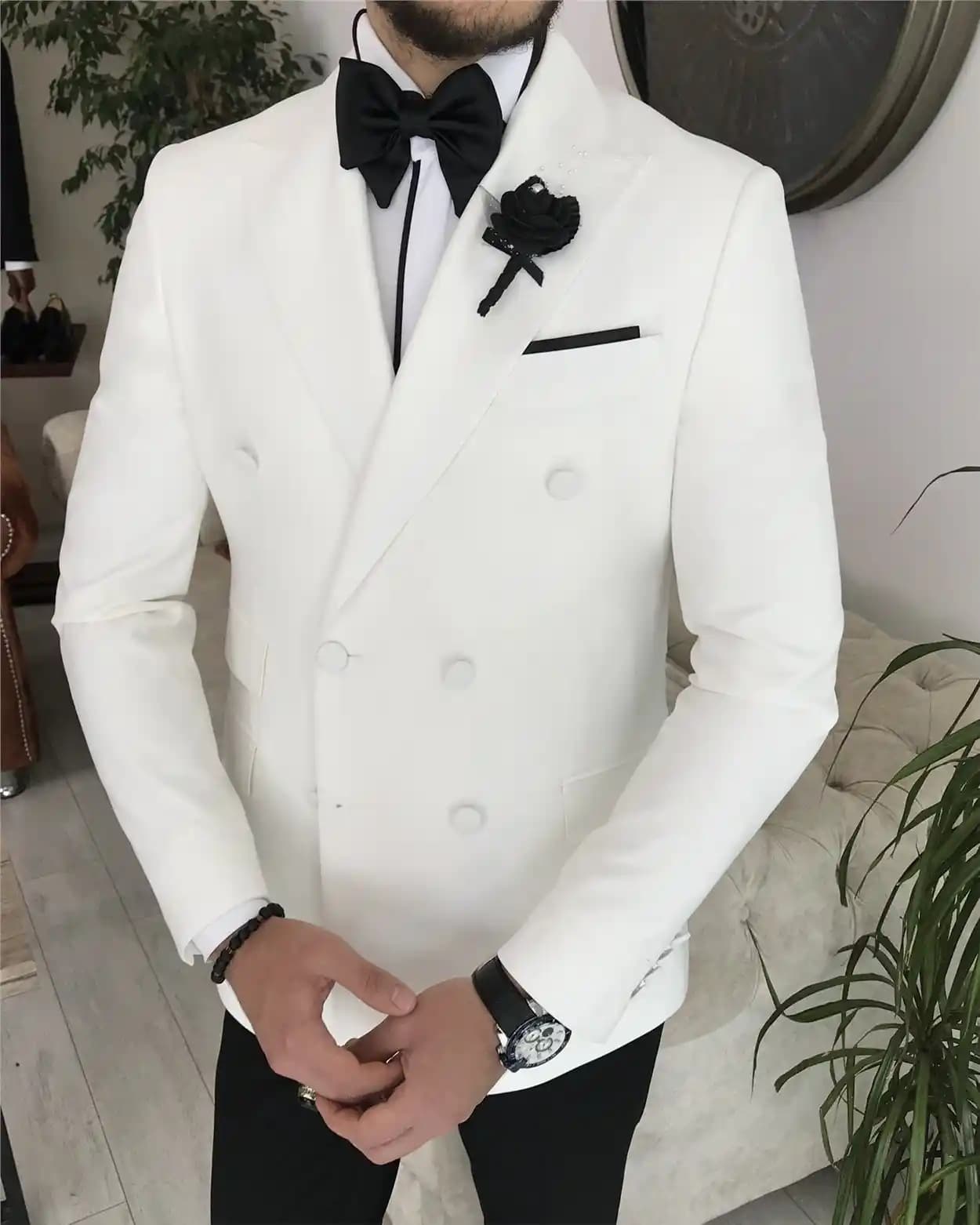 Beyaz Ceketli Damatlıklar: Modern Düğünler İçin Stil ve Trendler Rehberi