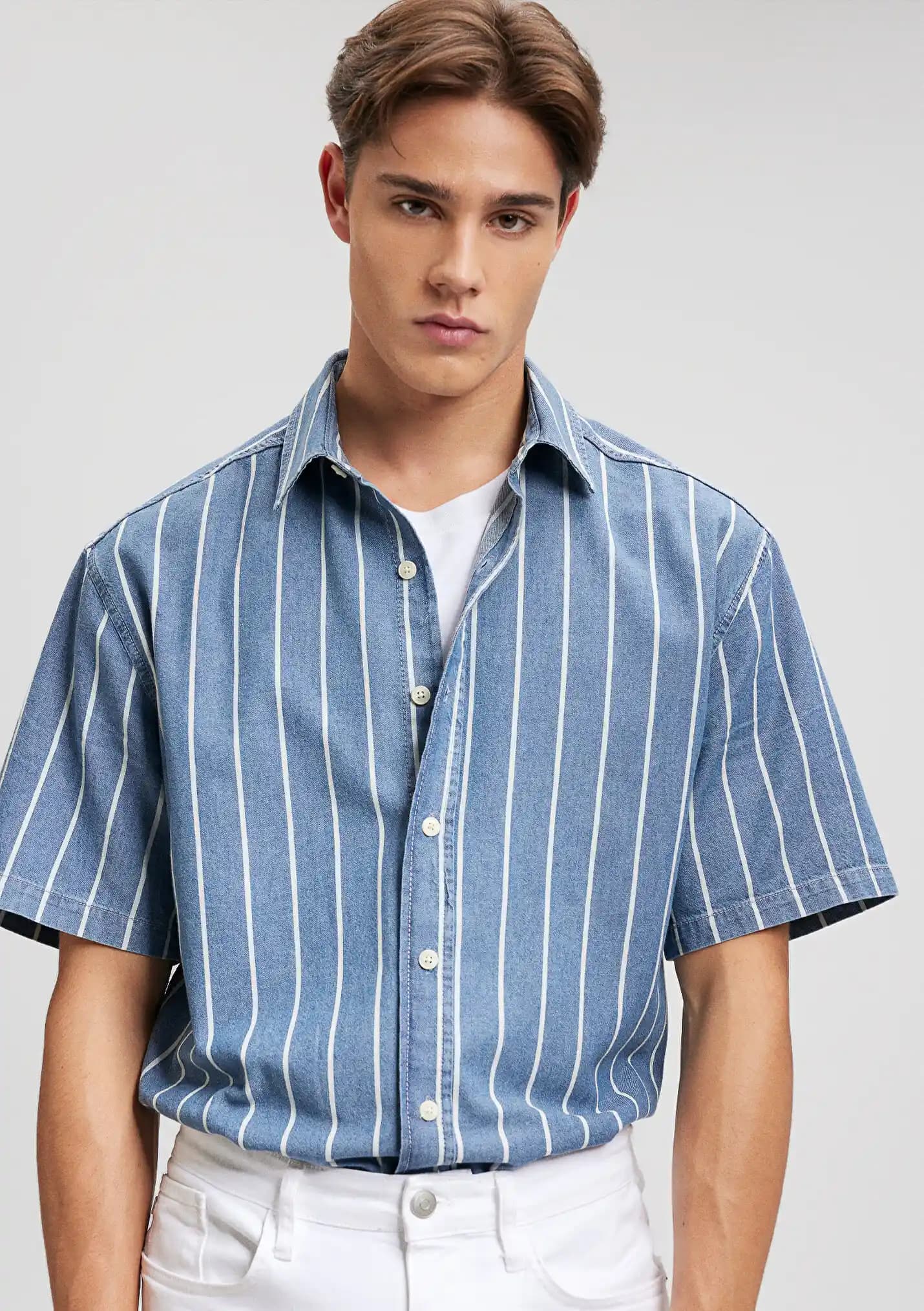 Beyaz Çizgili Mavi Gömlek: Zamansız ve Şık Bir Moda Parçası