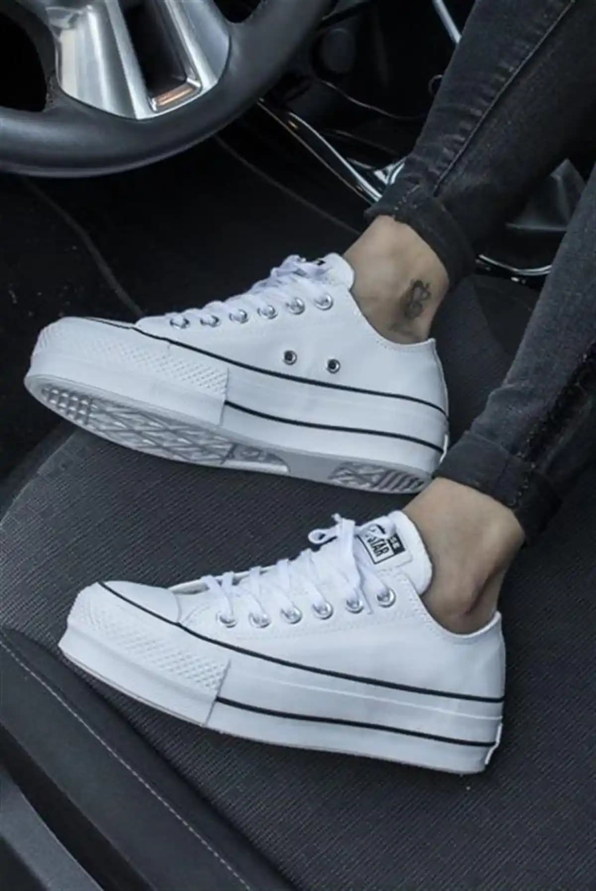 Beyaz Converse Yüksek Tabanlı Ayakkabılar Moda ve Stil İkonu Olarak Günümüzde Popülerlik Kazanıyor