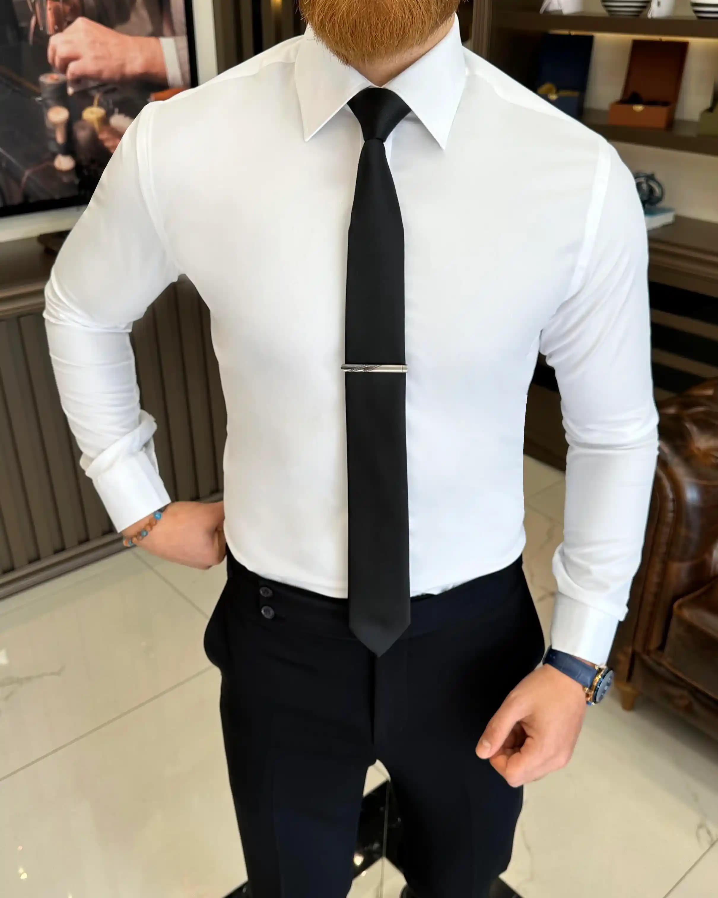 Beyaz Gömlek ve Siyah Kravat: Klasik ve Modern Moda Uyumu İçin Stil İpuçları