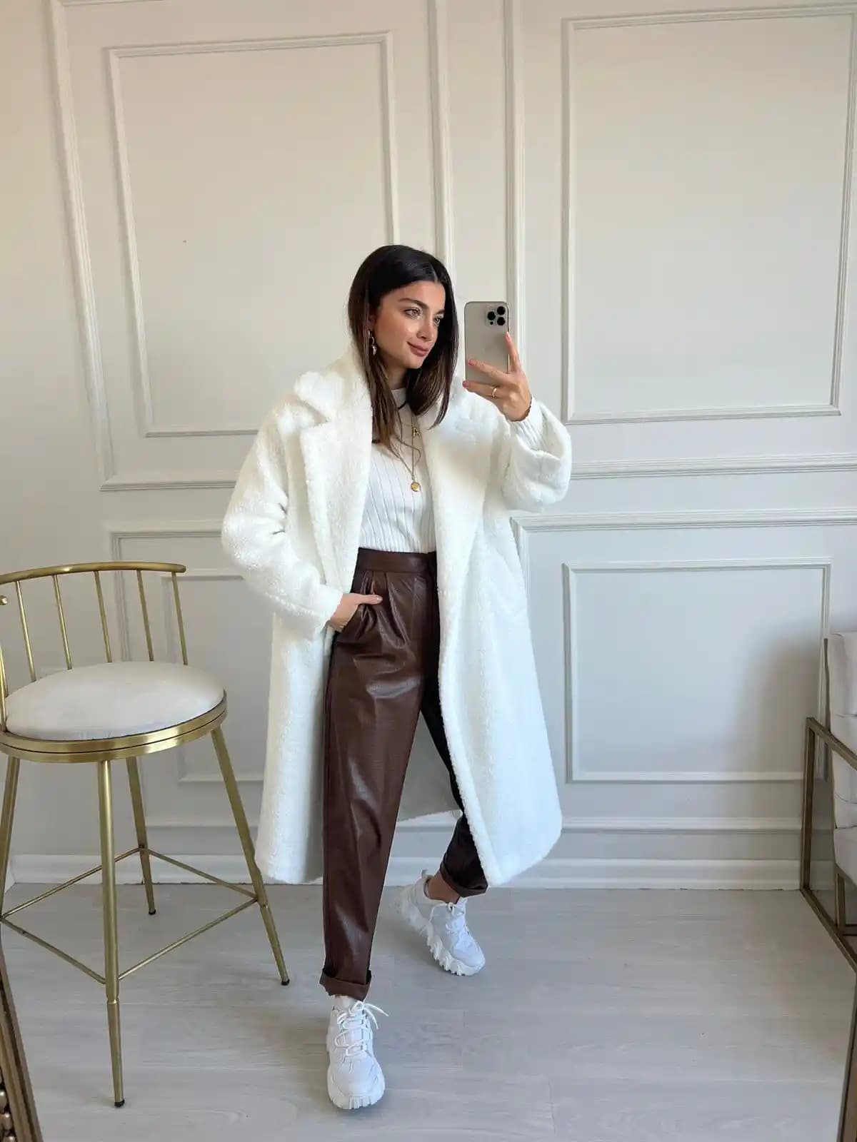 Beyaz Kaban Kombinleri: Şıklık ve Zarafetin Anahtarı ile Her Mevsime Uygun Stil İpuçları