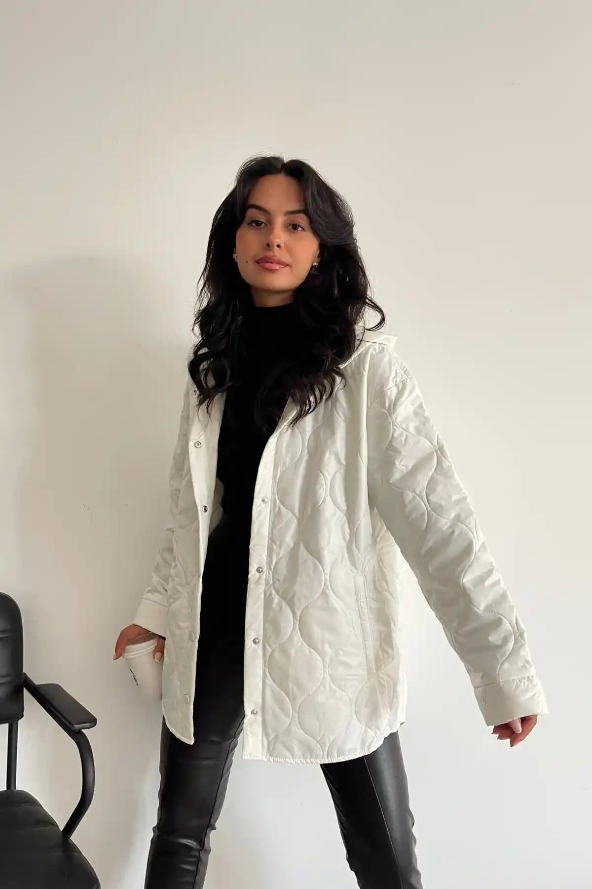 Beyaz Kapitone Mont: Kış Aylarının Şıklık ve Konfor Simgesi