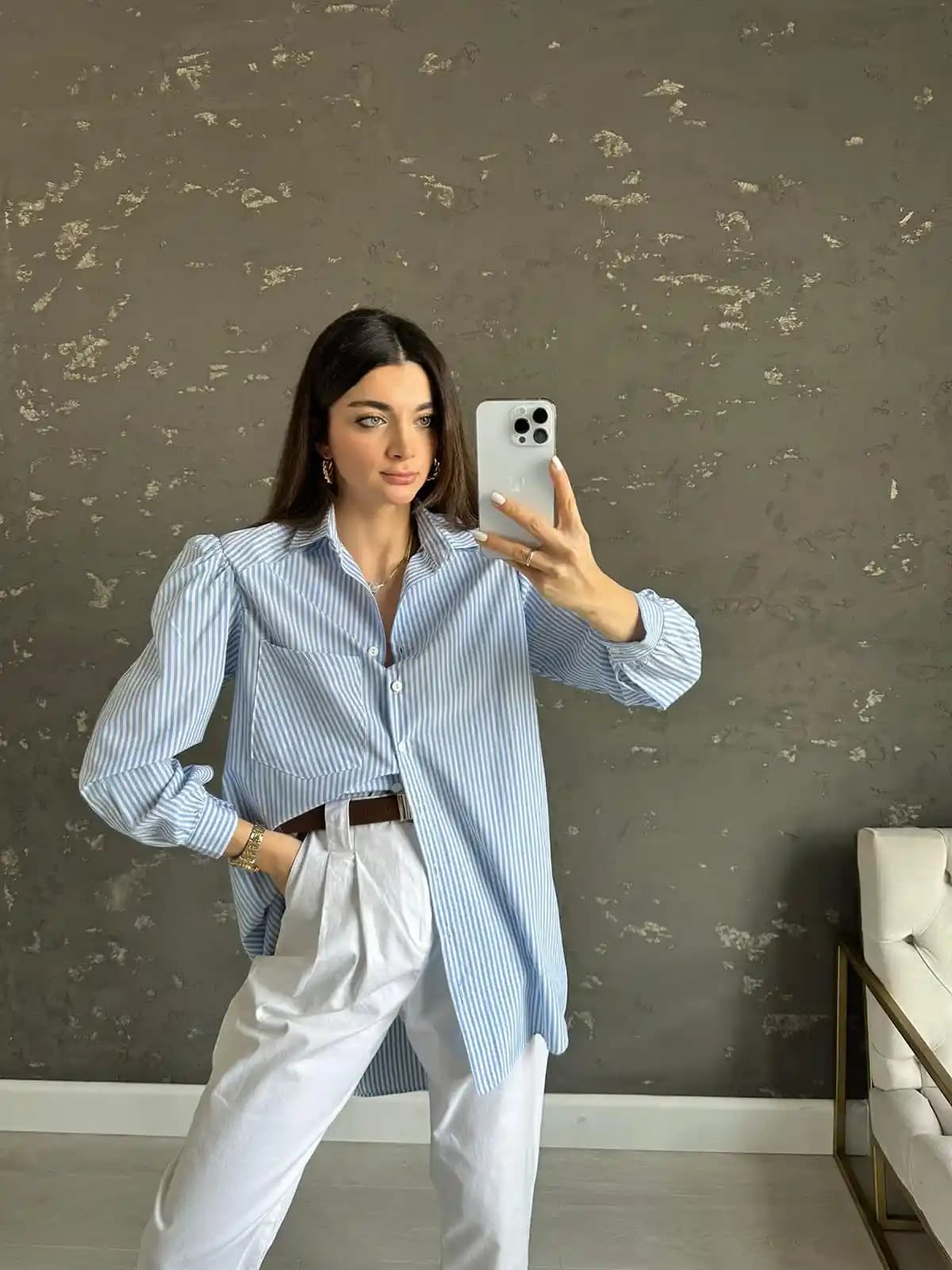 Beyaz Pantolon ve Mavi Gömlek Kombinleri: Moda Dünyasında Şıklığın Temel Unsurları